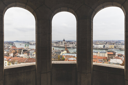 Blick auf die Stadt und das Parlament von der Fischerbastei, Budapest, Ungarn - WPEF01537