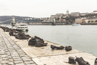 Schuhskulpturen am Wasser, ein WWII-Denkmal, mit Kettenbrücke und Budaer Burg im Hintergrund, Budapest, Ungarn - WPEF01540