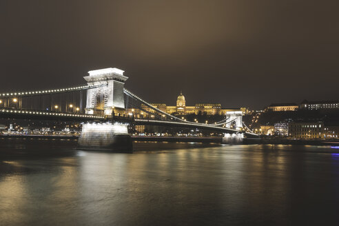 Donau, Budaer Burg und Kettenbrücke bei Nacht, Budapest, Ungarn - WPEF01544