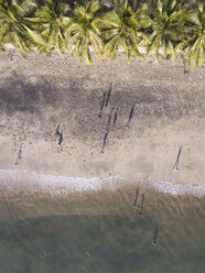 Kinder spielen am Strand, Luftaufnahme, Maluk, Sumbawa, Indonesien - KNTF02798