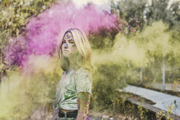 Mädchen mit Holi-Puderfarben, Deutschland - VGPF00023