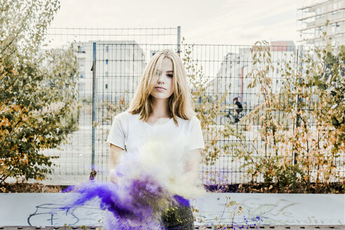 Mädchen mit Holi-Puderfarben, Deutschland - VGPF00024