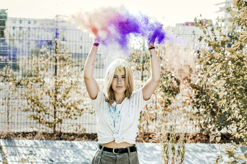 Mädchen mit Holi-Puderfarben, Deutschland - VGPF00027