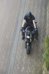 Motorradfahrer auf Harley Davidson Sportster 48, von oben - BSCF00602