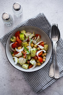 Salat mit Gurken, Kichererbsen, Zwiebeln, Kirschtomaten, Basilikum, Chiasamen - GIOF06358