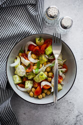 Salat mit Gurken, Kichererbsen, Zwiebeln, Kirschtomaten, Basilikum, Chiasamen - GIOF06361