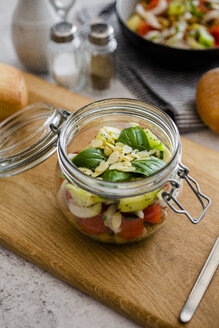 Glas Salat mit Gurken, Kichererbsen, Zwiebeln, Kirschtomaten, Basilikum, Chiasamen und gehobelten Mandeln - GIOF06367