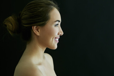 Profil einer lächelnden nackten hispanischen Frau, lizenzfreies Stockfoto