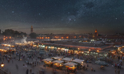 Nächtliche Menschenmenge auf dem Jamaa el Fna-Platz, Marrakesch, Marokko, - BLEF04684