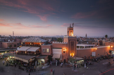 Nächtliche Menschenmenge auf dem Jamaa el Fna-Platz, Marrakesch, Marokko, - BLEF04685