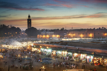 Nächtliche Menschenmenge auf dem Jamaa el Fna-Platz, Marrakesch, Marokko, - BLEF04686