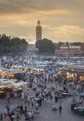 Menschenmenge auf dem Jamaa el Fna-Platz, Marrakesch, Marokko, - BLEF04689