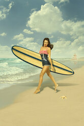 Kaukasische Frau läuft am Strand und trägt ein Surfbrett - BLEF04766