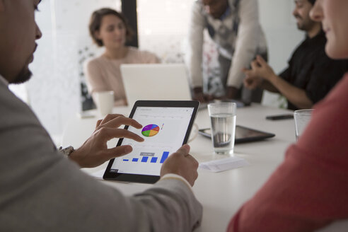 Geschäftsleute verwenden digitale Tabletts in Meetings - BLEF04778