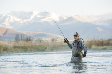 Kaukasischer Mann beim Fliegenfischen im Fluss - BLEF04969
