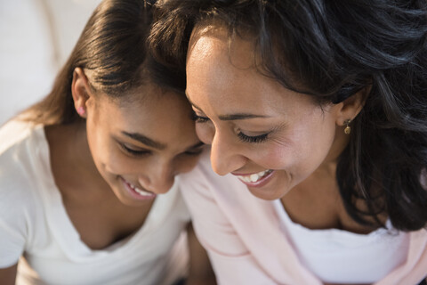 Mutter und Tochter lachen, lizenzfreies Stockfoto