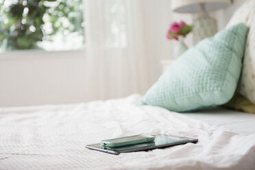 Handy und digitales Tablet auf dem Bett - BLEF05037
