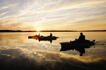 Silhouette von Menschen Fliegenfischen in Kajaks auf Fluss - BLEF05106