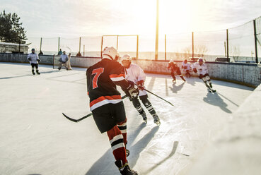 Kaukasische Jungen spielen Eishockey im Freien - BLEF05116