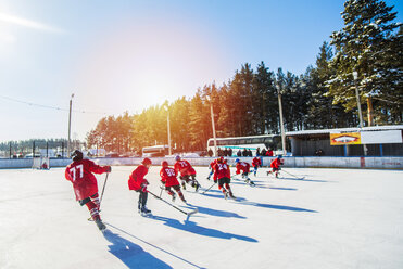 Kaukasische Jungen spielen Eishockey im Freien - BLEF05121