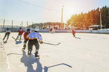 Kaukasische Jungen spielen Eishockey im Freien - BLEF05122