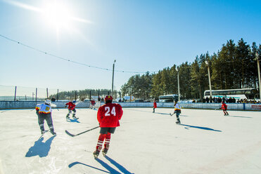 Kaukasische Jungen spielen Eishockey im Freien - BLEF05123