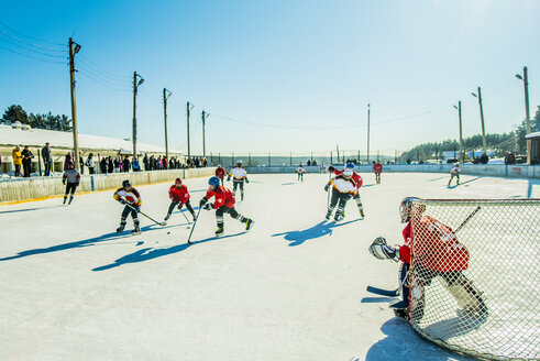 Kaukasische Jungen spielen Eishockey im Freien - BLEF05125