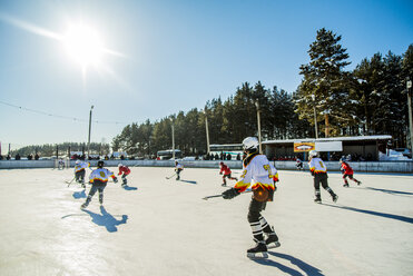 Kaukasische Jungen spielen Eishockey im Freien - BLEF05127