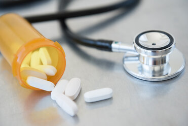 Stethoskop und Tabletten in einer verschreibungspflichtigen Flasche - BLEF05172