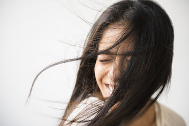 Haare einer indischen Frau wehen im Wind - BLEF05197