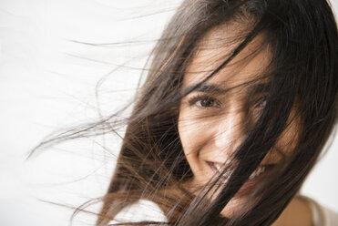 Haare einer indischen Frau wehen im Wind - BLEF05198