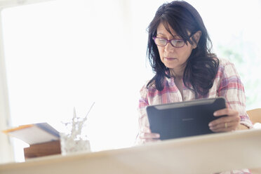 Hispanische Frau verwendet digitales Tablet im Home Office - BLEF05230