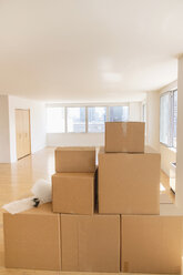 Pappkartons und Luftpolsterfolie in leerer Wohnung - BLEF05243