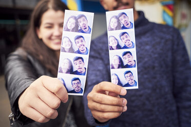 Ehepaar zeigt Fotostreifen aus dem Fotoautomaten - BLEF05254