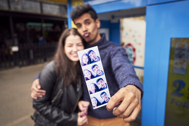 Ehepaar zeigt Fotostreifen aus dem Fotoautomaten - BLEF05255