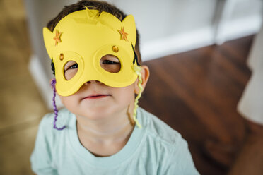 Kaukasischer Junge mit gelber Maske - BLEF05320