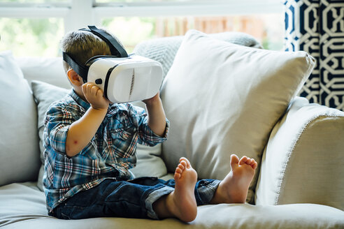 Kaukasischer Junge mit Virtual-Reality-Brille - BLEF05342