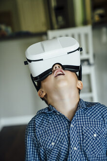Kaukasischer Junge mit Virtual-Reality-Brille - BLEF05343