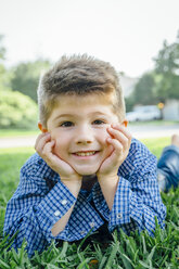 Lächelnder kaukasischer Junge posiert im Gras - BLEF05349