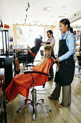 Friseure und Kunden im Friseursalon - BLEF05384