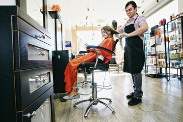 Hairdresser and customer in hair salon - BLEF05385