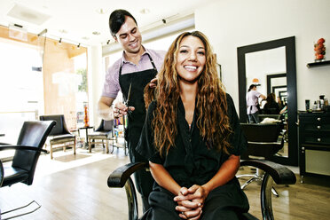 Hairdresser and customer in hair salon - BLEF05390