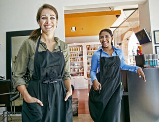 Smiling hairdressers posing in hair salon - BLEF05393