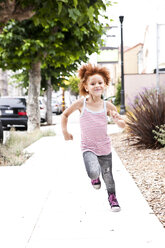 Lächelndes Mädchen läuft auf dem Bürgersteig der Stadt - BLEF05425