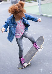 Mädchen spielt mit Skateboard im Stadtpark - BLEF05427