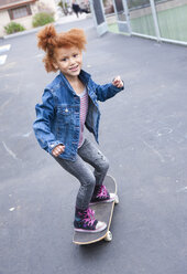 Mädchen fährt Skateboard im Stadtpark - BLEF05428