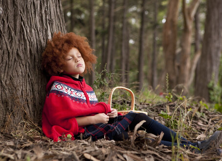 Mädchen schläft unter einem Baum im Park - BLEF05430
