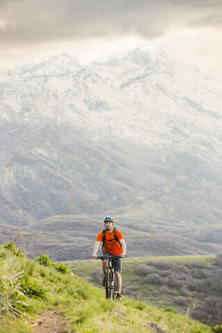 Kaukasischer Mann fährt Mountainbike, lizenzfreies Stockfoto