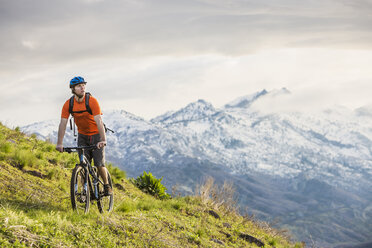 Caucasian man riding mountain bike - BLEF05503