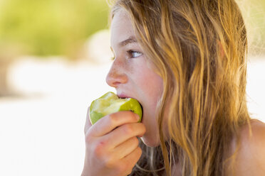 Kaukasisches Mädchen isst grünen Apfel - BLEF05515